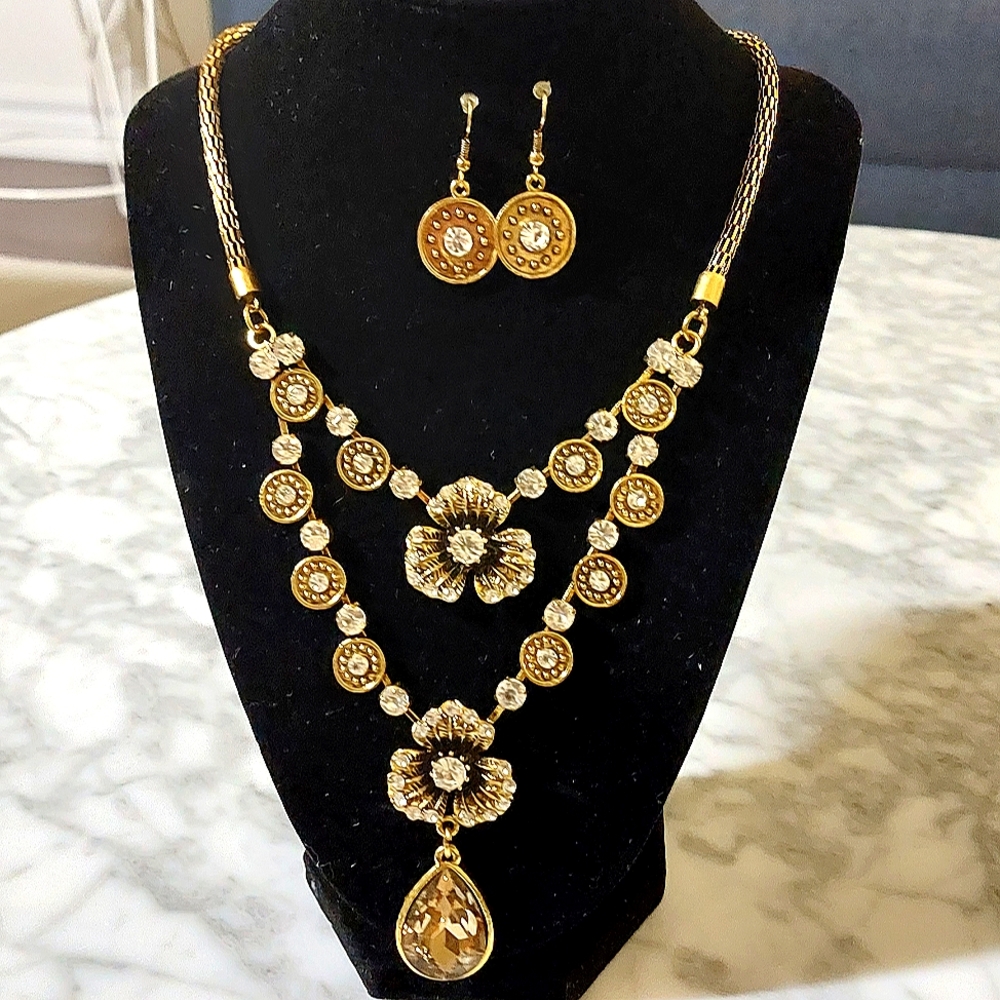 Gold costume jewelry set with yellow rhinestones